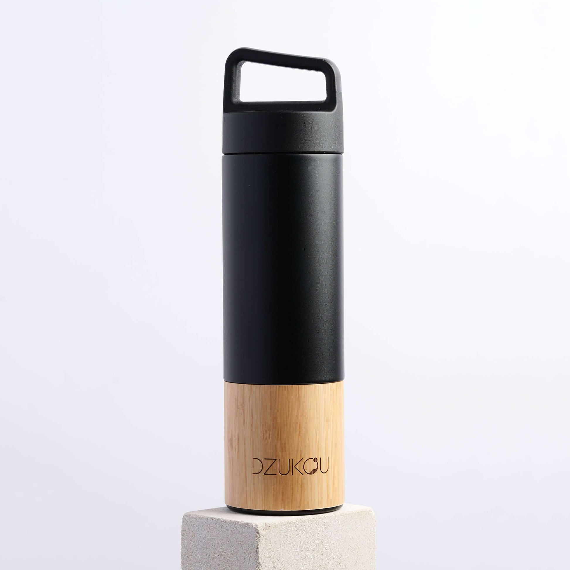 Saint Elias bamboo and stainless steel thermos bottle, 530 ml, stylish design for outdoor adventures.